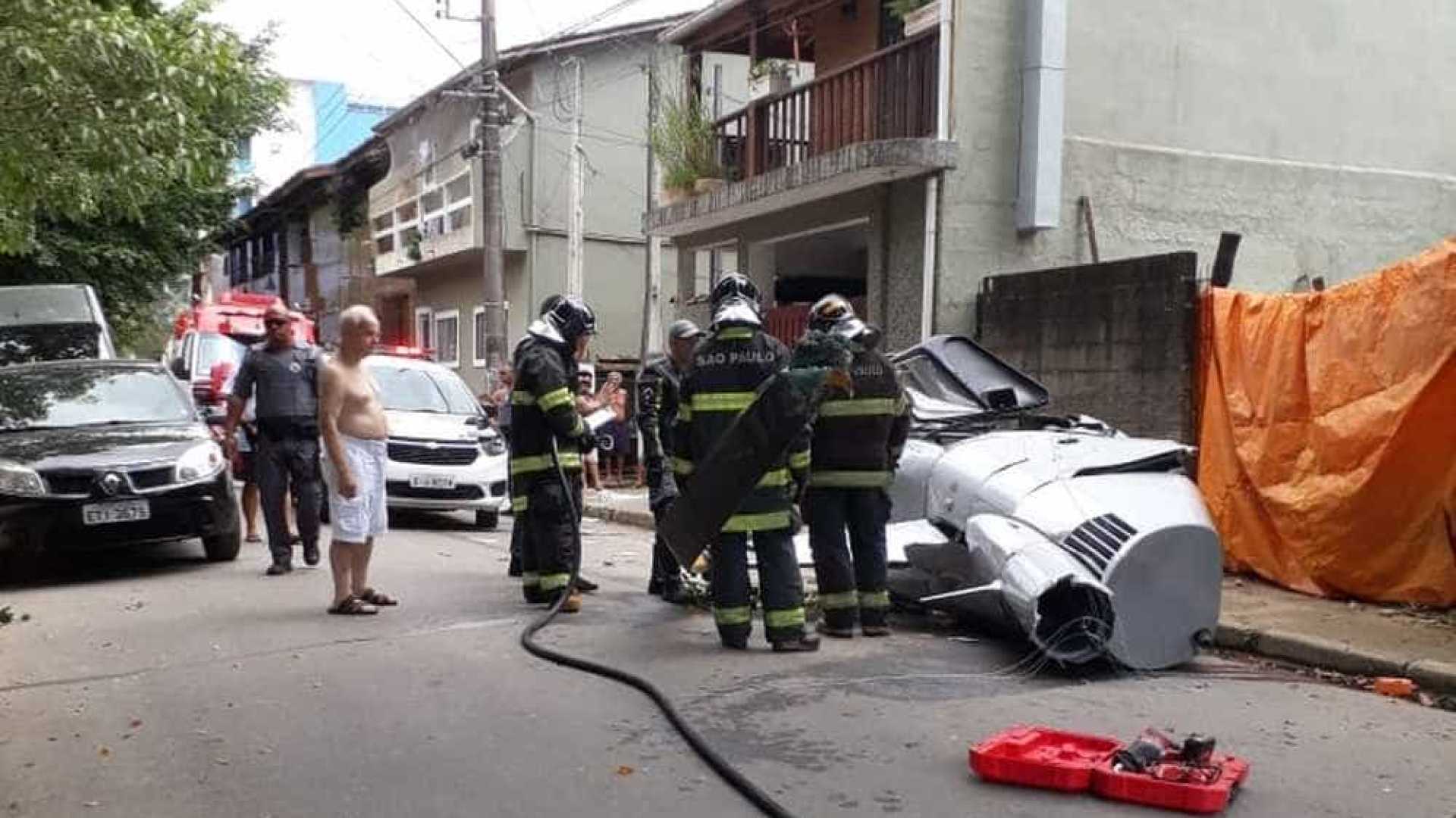 Helicóptero cai e mata pedestre em praia da Costa Verde