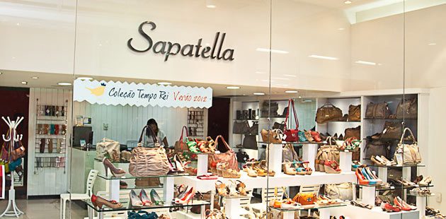 LOJA SAPATELLA CONTRATA CAIXA – SALÁRIO + BENEFÍCIOS – VT + VR