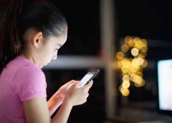 Pais se passam por filha de 12 anos em conversa para tentar prender pedófilo