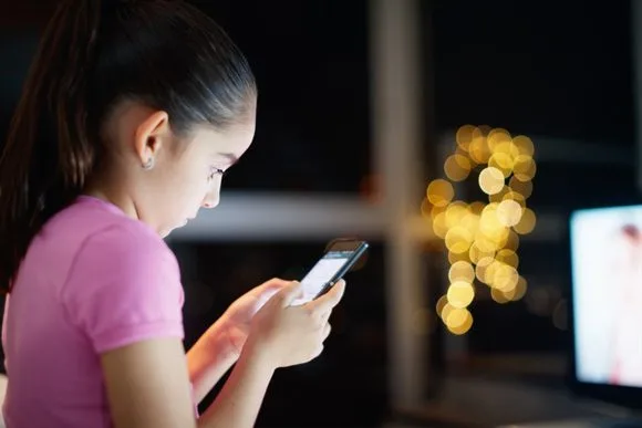 Pais se passam por filha de 12 anos em conversa para tentar prender pedófilo