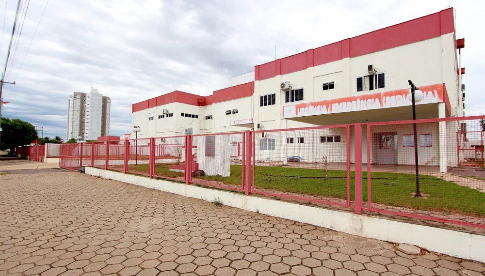 Mãe encontra homem nu na cama com a filha de 5 anos, o agride com cabo de vassoura e é presa