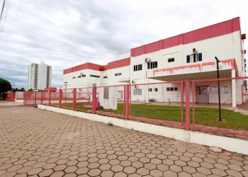 Mãe encontra homem nu na cama com a filha de 5 anos, o agride com cabo de vassoura e é presa