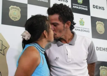 Casal suspeito de homicídio troca beijos durante apresentação em delegacia