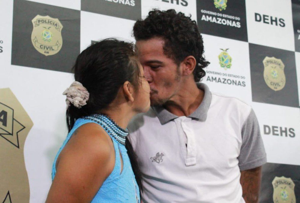 Casal suspeito de homicídio troca beijos durante apresentação em delegacia