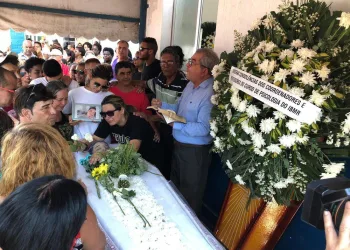 Corpo de jovem que morreu ao tentar proteger mãe é enterrado na Zona Oeste do Rio