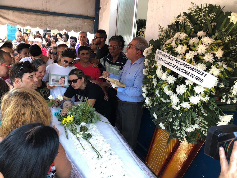 Corpo de jovem que morreu ao tentar proteger mãe é enterrado na Zona Oeste do Rio