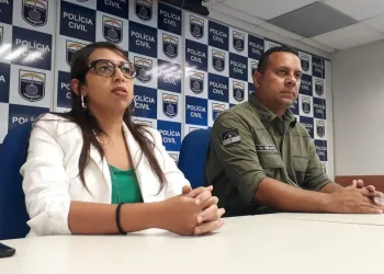 Mulher leva tiro na cabeça e denuncia marido escrevendo nome dele com sangue em maca