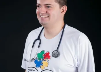 Autista se forma em medicina  e cria projeto de inclusão em escolas 20 anos após professora dizer que não seria alfabetizado