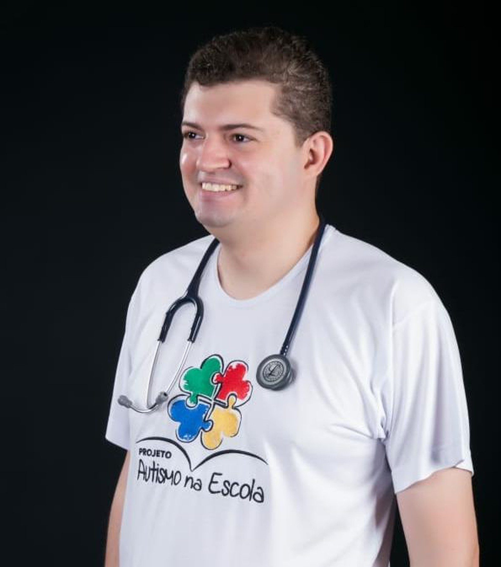 Autista se forma em medicina  e cria projeto de inclusão em escolas 20 anos após professora dizer que não seria alfabetizado