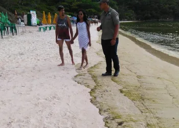 Praia do Forno entra na lista de impróprias para banho em Arraial do Cabo, no RJ