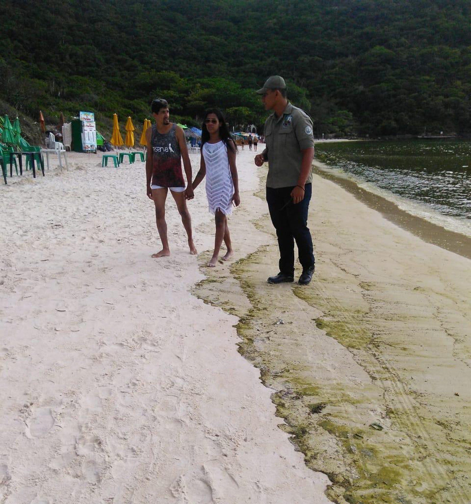 Praia do Forno entra na lista de impróprias para banho em Arraial do Cabo, no RJ
