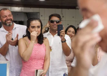 Noivos se casam em boteco no RJ