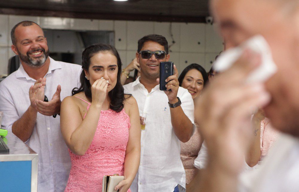 Noivos se casam em boteco no RJ