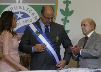 ‘Aquele que pega em armas, a guerra deve ter’, diz Witzel na transmissão do cargo