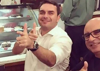 Queiroz admite que indicou mãe e irmã de miliciano para gabinete de Flávio Bolsonaro