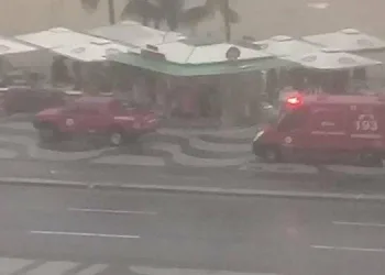 Banhista morre atingido por raio  Praia durante temporal no Rio