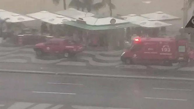 Banhista morre atingido por raio  Praia durante temporal no Rio