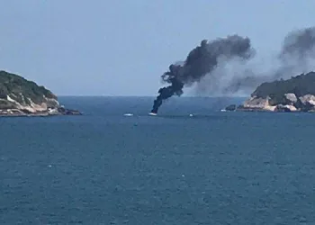 Embarcação pega fogo e assusta banhistas na praia da Zona Oeste