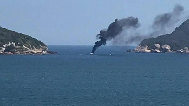 Embarcação pega fogo e assusta banhistas na praia da Zona Oeste