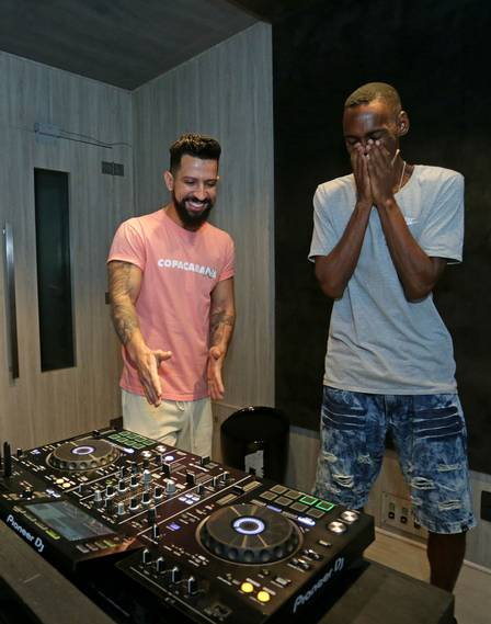DJ preso injustamente por morte em Guaratiba, Leonardo ganha equipamento de Dennis DJ para voltar ao trabalho