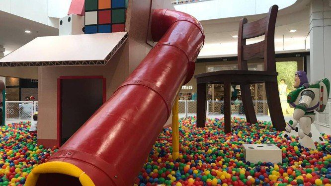 Shopping na Zona Oeste inaugura piscina de bolinhas inspirada no filme Toy Story