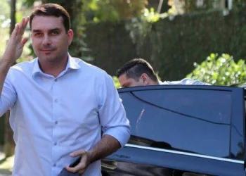 Flávio Bolsonaro empregou mãe e mulher de chefe do Escritório do Crime em seu gabinete