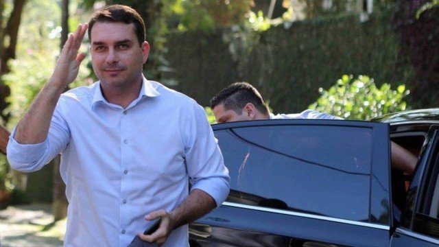 Flávio Bolsonaro empregou mãe e mulher de chefe do Escritório do Crime em seu gabinete