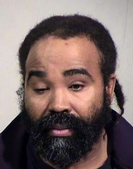 Polícia prende enfermeiro por estupro de paciente em estado vegetativo que deu à luz