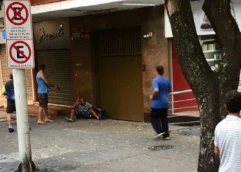 Dois homens, um deles armado, impedem ação de assaltante no RJ