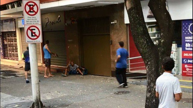 Dois homens, um deles armado, impedem ação de assaltante no RJ