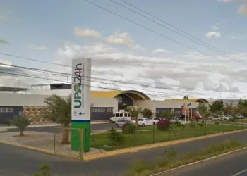 Menina de 3 anos morre após levar choque de celular carregando