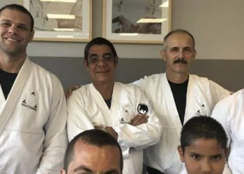 ZECA PAGODINHO LEVA O NETO AO JIU-JÍTSU E DECIDE FAZER AULA