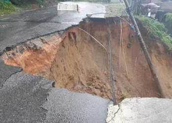 Casas e parte de estrada desabam em Mangaratiba, RJ