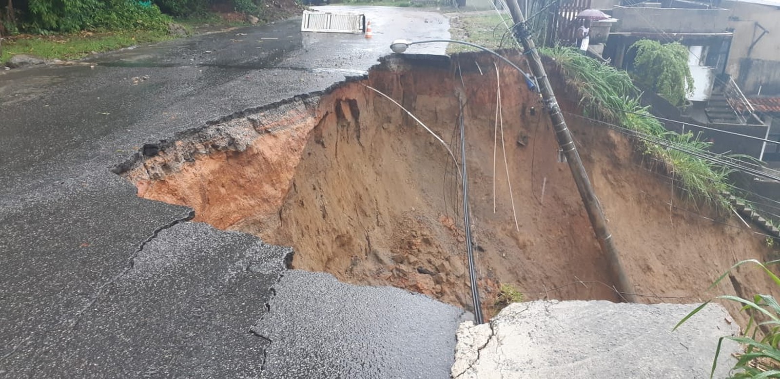 Casas e parte de estrada desabam em Mangaratiba, RJ