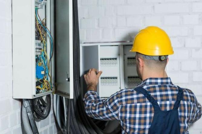 VAGAS P/ AUXILIAR DE MANUTENÇÃO – R$ 1.700,00 + BENEFÍCIOS