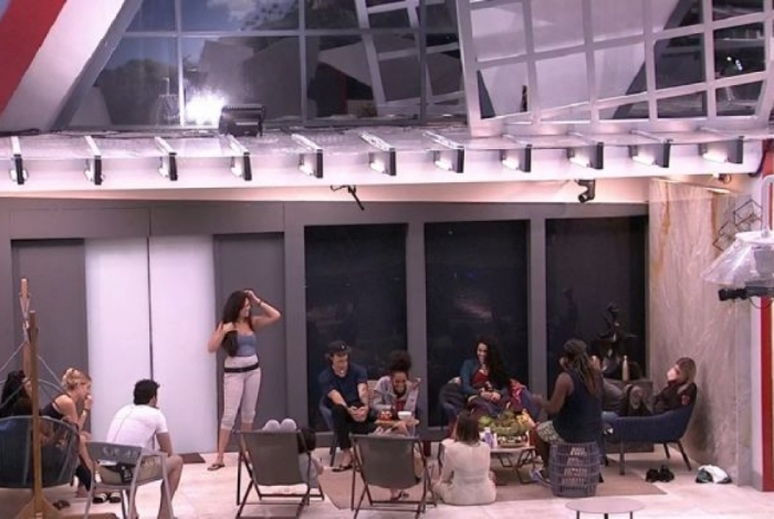 TETO CAI NO BBB E PARTICIPANTES FICAM FORA DA CASA.