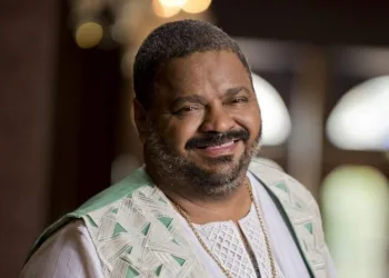 Família de Arlindo Cruz se emociona ao vê-lo se alimentando sozinho