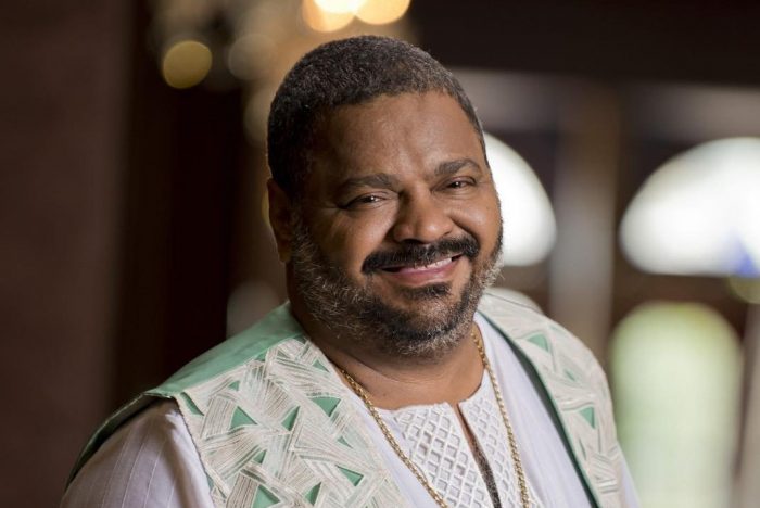 Família de Arlindo Cruz se emociona ao vê-lo se alimentando sozinho
