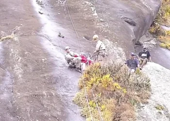 Bandido morre e outros cinco são resgatados após fugirem de PM em trilha no RJ(FOTOS)