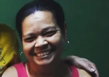 Dona de casa tatua pênis no antebraço: ‘Gosto muito’