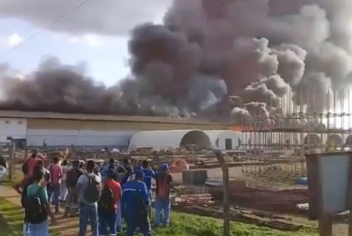 Urgente!! Incêndio atinge galpão da usina de Belo Monte