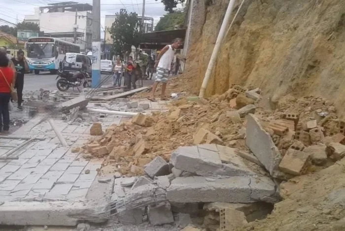 Queda de muro mata mulher no RJ