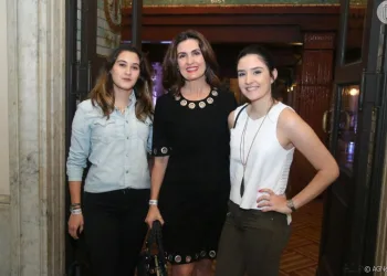 Filha de Fátima Bernardes e Bonner, ousa no clique, aparece de camisola transparente e enlouquece internautas