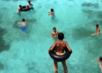 Estudo diz que piscinas públicas têm até 75 litros de urina