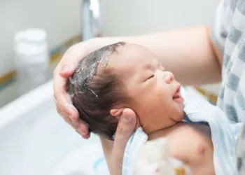 Jovem virgem que nunca namorou dá à luz um menino