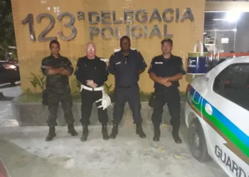 Homem suspeito de agredir mulher e filho de três meses é preso por agentes da Guarda Municipal na Região dos Lagos