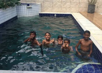 Advogada é ‘salva’ por crianças que pediram para tomar banho na sua piscina