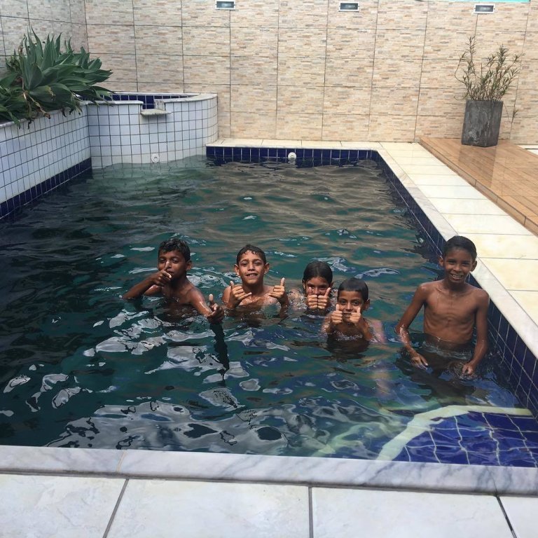 Advogada é ‘salva’ por crianças que pediram para tomar banho na sua piscina