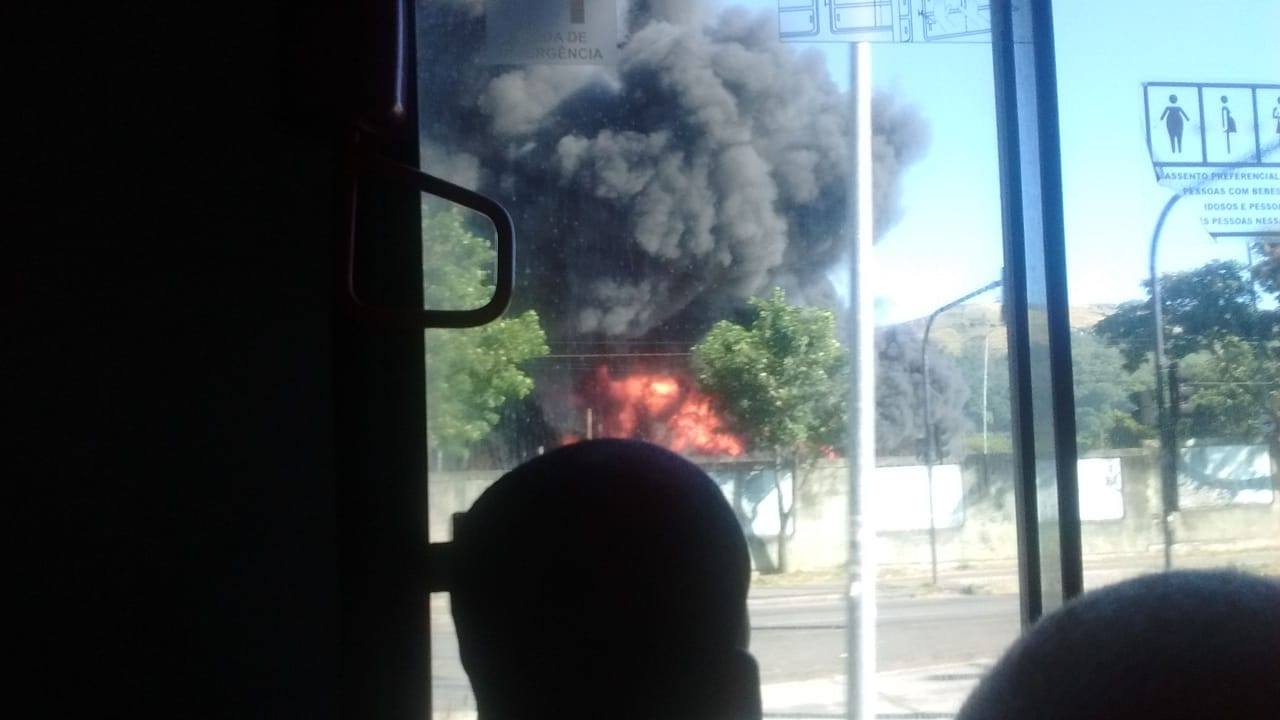 INCÊNDIO DE GRANDES PROPORÇÕES NESSE MOMENTO  EMPRESA DE ÔNIBUS NA ZONA OESTE
