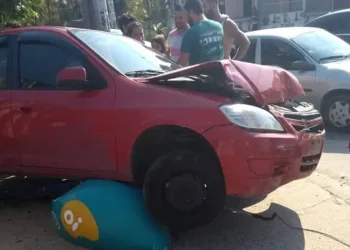 VEÍCULO DESGOVERNADO ATROPELA PEDESTRE NA ESTRADA DO MATO ALTO!! VITIMA EM ESTADO GRAVE